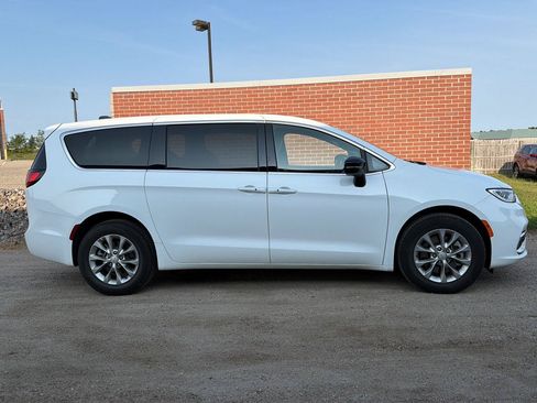 Used 2026 Chrysler Pacifica Limited AWD/4WD image 4