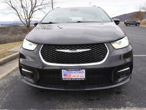 Used 2022 Chrysler Pacifica Touring-L image 2