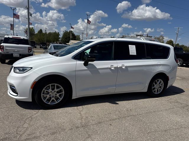 Used 2025 Chrysler Pacifica Select FWD image 3