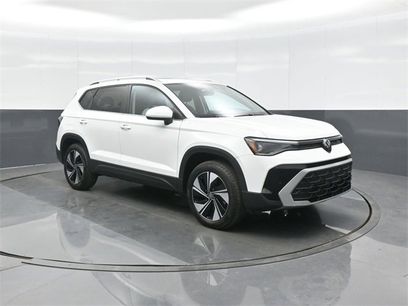 Used 2025 Volkswagen Taos SE w/ Panoramic Sunroof Package