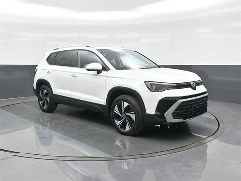 Used 2025 Volkswagen Taos SE w/ Panoramic Sunroof Package image 1