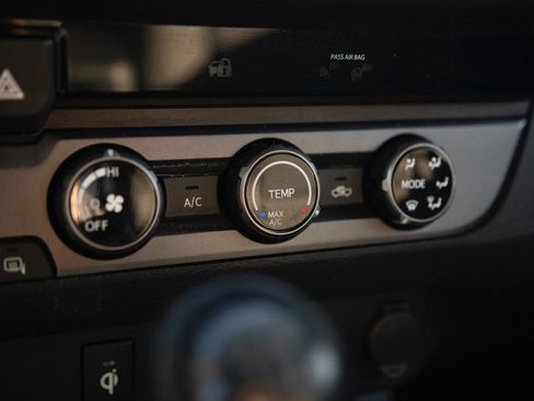 Used 2018 Toyota Tacoma TRD Sport image 9