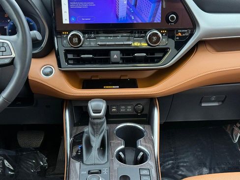 Used 2024 Toyota Highlander Platinum image 19