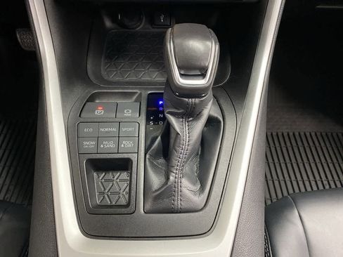 Used 2021 Toyota RAV4 XLE Premium image 28