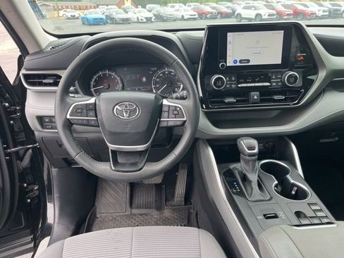 Used 2024 Toyota Highlander LE FWD image 18