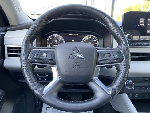 Used 2024 Mitsubishi Outlander 4WD Plug-In Hybrid image 19