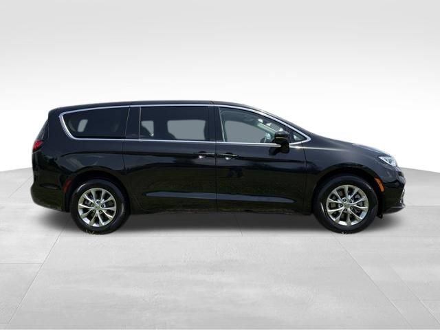 Used 2023 Chrysler Pacifica Touring-L AWD/4WD image 10