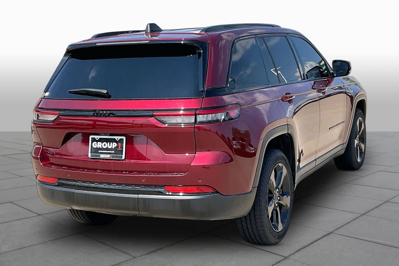 Used 2023 Jeep Grand Cherokee Altitude AWD/4WD image 13