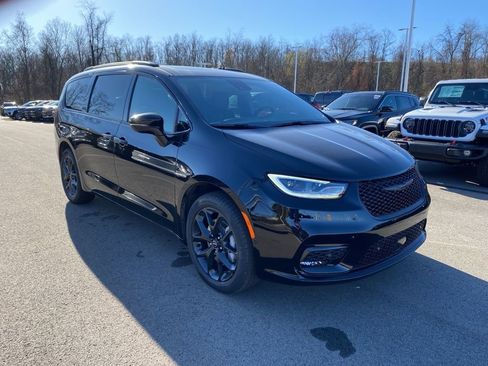 New 2026 Chrysler Pacifica Limited w/ S Appearance Package image 1