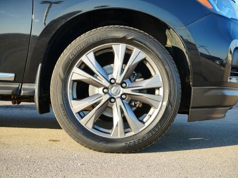 Used 2017 Nissan Pathfinder Platinum w/ Family Entertainment Package image 9