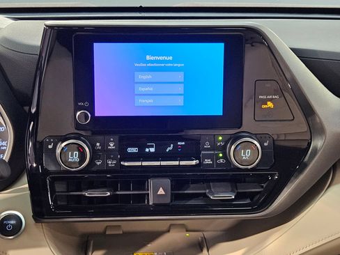 Certified 2024 Toyota Highlander XLE FWD image 16