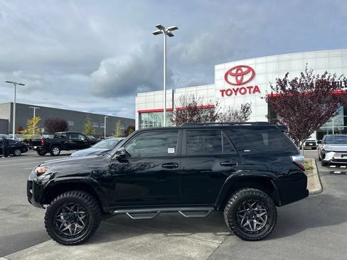Used 2019 Toyota 4Runner SR5 AWD/4WD image 2