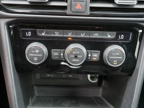 Certified 2024 Volkswagen Taos SE image 30