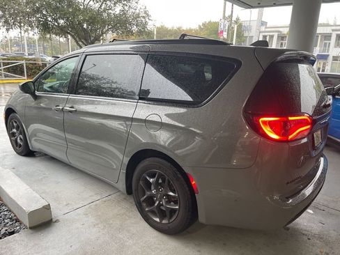 Used 2020 Chrysler Pacifica Touring-L Plus image 5