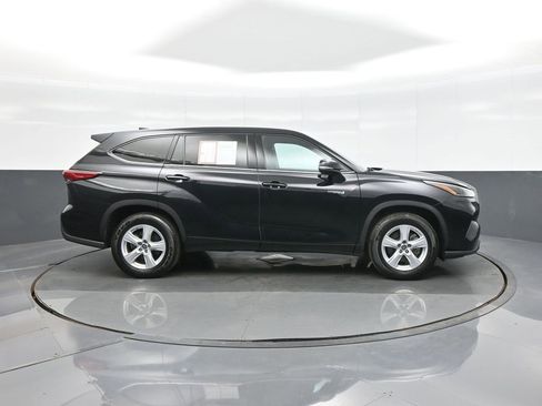Certified 2021 Toyota Highlander LE image 8