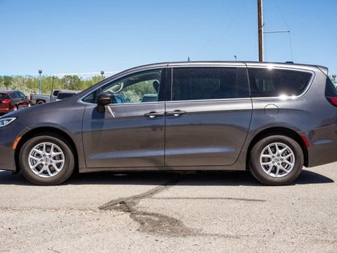 Used 2023 Chrysler Pacifica Touring-L FWD image 8