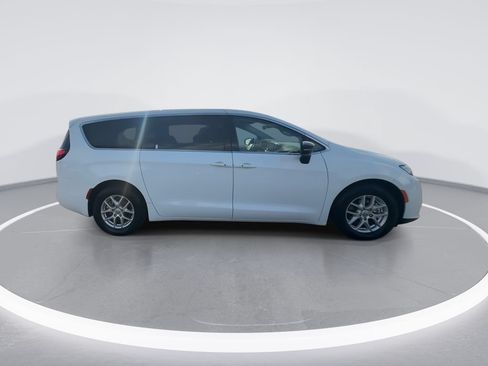 Used 2024 Chrysler Pacifica Touring-L FWD image 9