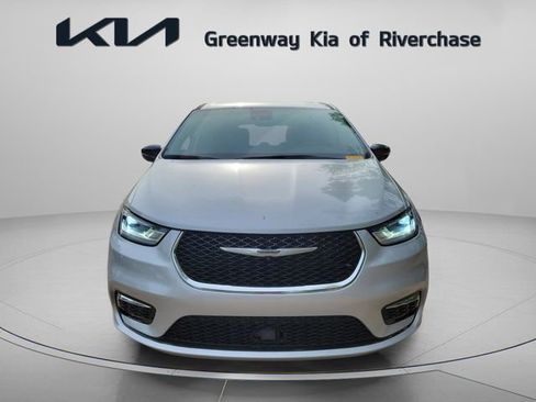 Used 2024 Chrysler Pacifica Touring-L FWD image 2
