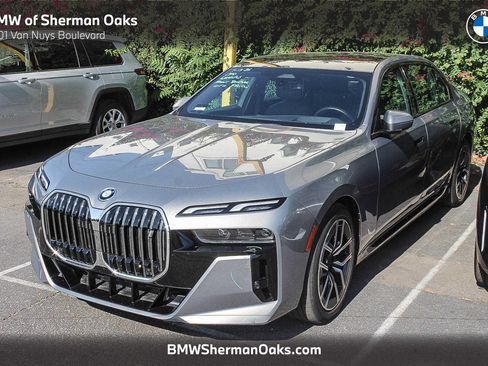 Used 2023 BMW i7 xDrive60 AWD/4WD image 1