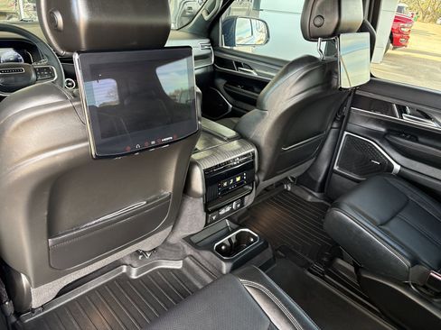 Used 2023 Jeep Wagoneer Series II w/ Premium Group I image 12