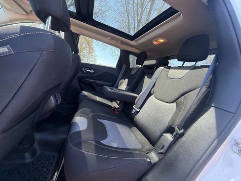 Used 2014 Jeep Cherokee Latitude w/ Comfort/Convenience Group image 17