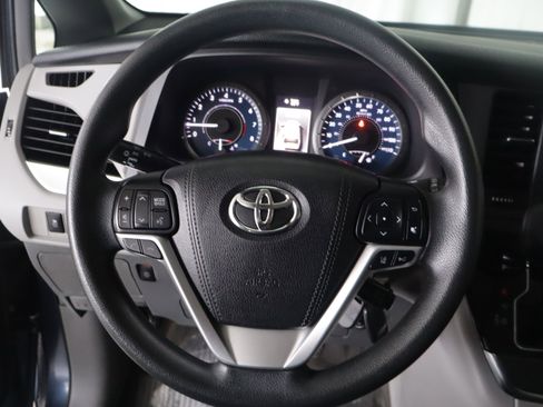 Used 2018 Toyota Sienna LE image 14