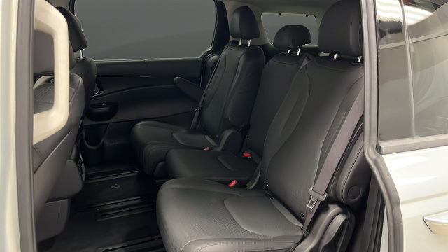 Used 2025 Kia Carnival SX Prestige FWD image 23