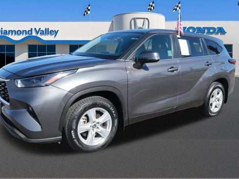 Used 2024 Toyota Highlander LE image 3