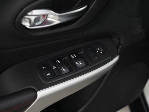 Used 2018 Jeep Cherokee Trailhawk w/ Cold Weather Group image 18