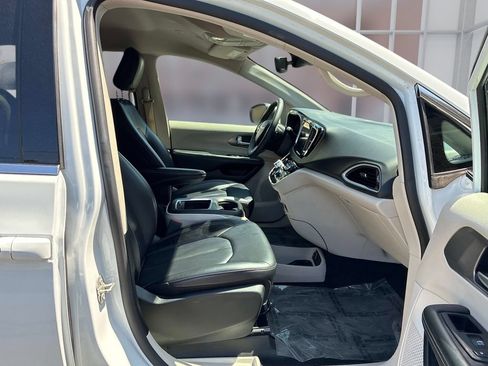 Used 2023 Chrysler Pacifica Touring-L FWD image 9