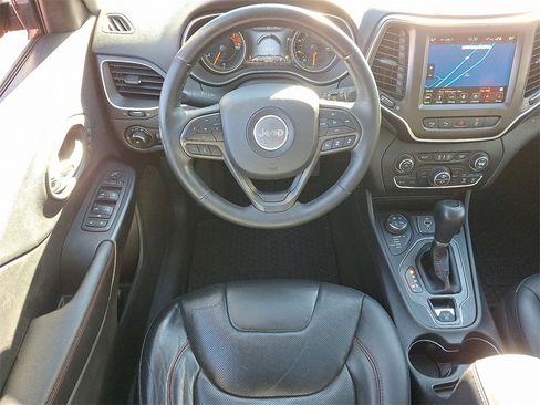 Used 2019 Jeep Cherokee Trailhawk image 11
