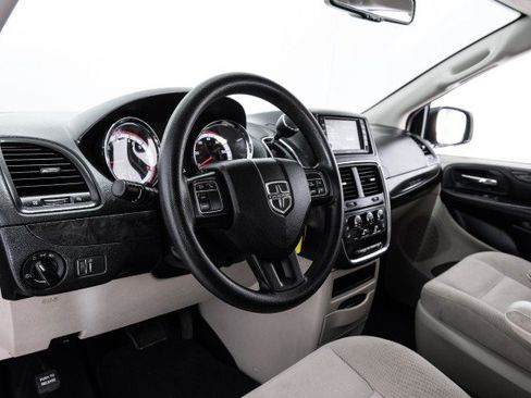 Used 2018 Dodge Grand Caravan SE w/ UConnect Hands-Free Group FWD image 13