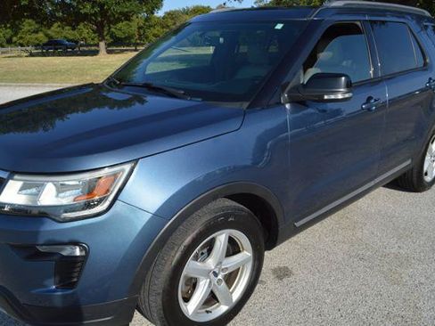 Used 2018 Ford Explorer XLT w/ Equipment Group 202A FWD image 4