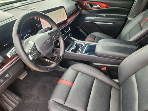 Used 2025 Chevrolet Traverse RS FWD image 16