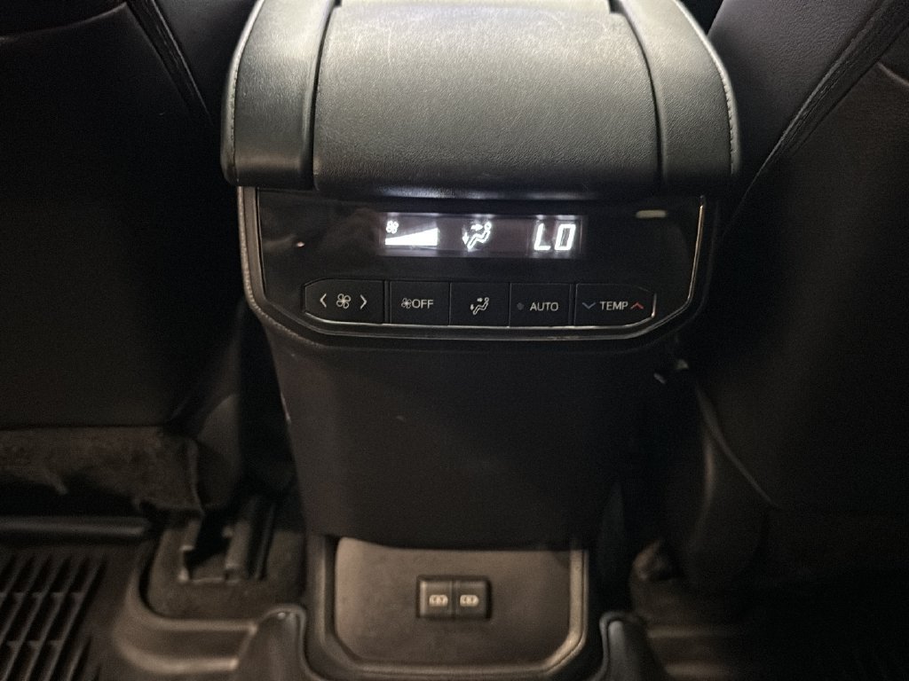Used 2023 Toyota Highlander XLE AWD/4WD image 28