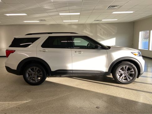 Used 2023 Ford Explorer XLT w/ Equipment Group 202A image 4
