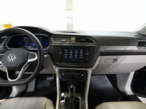 Used 2022 Volkswagen Tiguan SE image 2