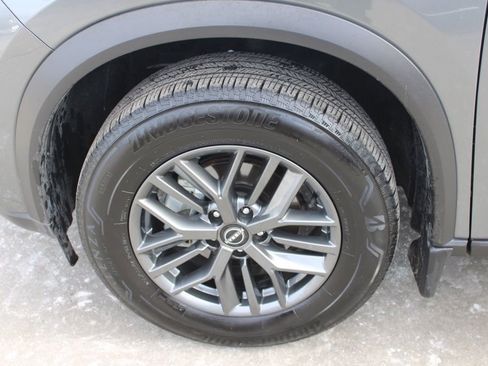 Used 2023 Nissan Rogue S image 11