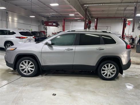 Used 2018 Jeep Cherokee Limited image 5