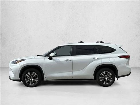 Used 2023 Toyota Highlander XLE AWD/4WD image 2