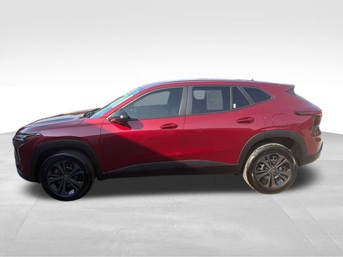 Used 2025 Chevrolet Trax LS w/ Driver Confidence Package FWD image 2