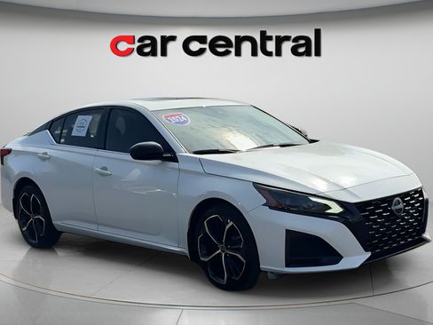Used 2024 Nissan Altima 2.5 SR w/ SR Premium Package AWD/4WD image 7