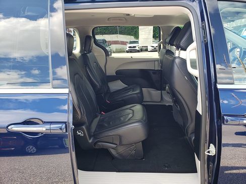 Used 2018 Chrysler Pacifica Touring-L w/ Advanced Safetytec Group FWD image 16