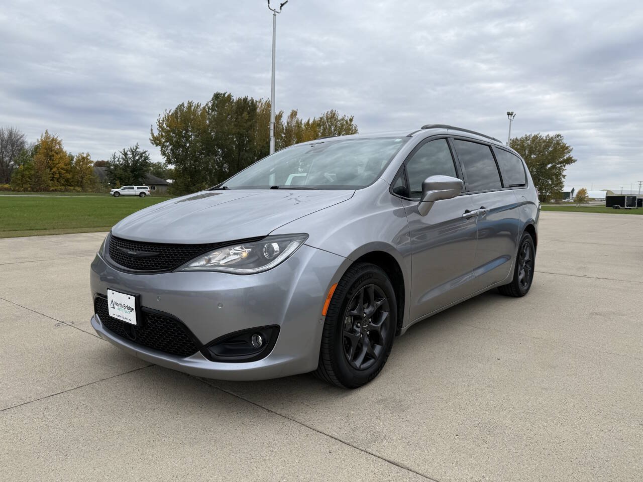 Used 2018 Chrysler Pacifica Touring-L Plus w/ Advanced Safetytec Group FWD image 2