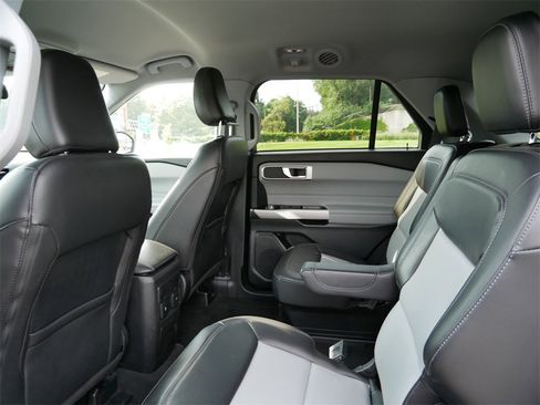 Used 2022 Ford Explorer XLT w/ Equipment Group 202A image 9
