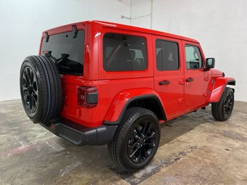 Used 2025 Jeep Wrangler Unlimited Sahara w/ Safety Group image 4