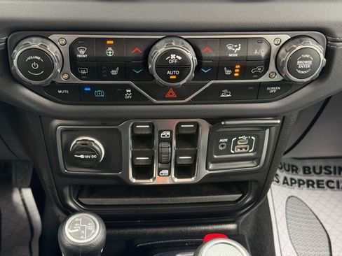 Used 2025 Jeep Wrangler Unlimited Sahara AWD/4WD image 21