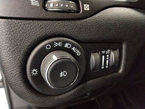 Used 2021 Jeep Cherokee Trailhawk image 19