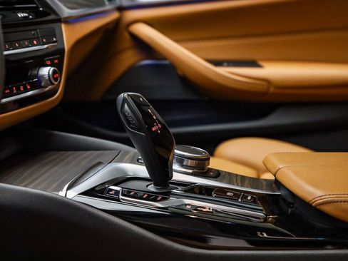 Certified 2023 BMW 530e w/ Premium Package image 25