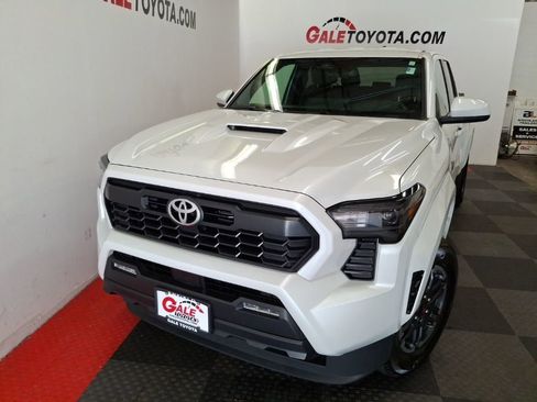 Used 2025 Toyota Tacoma TRD Sport AWD/4WD image 2